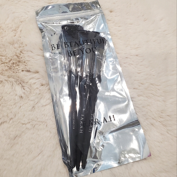 NEW F.A.R.A.H | Be Beautiful Be You 3 piece Face Brush Set - Picture 2 of 3